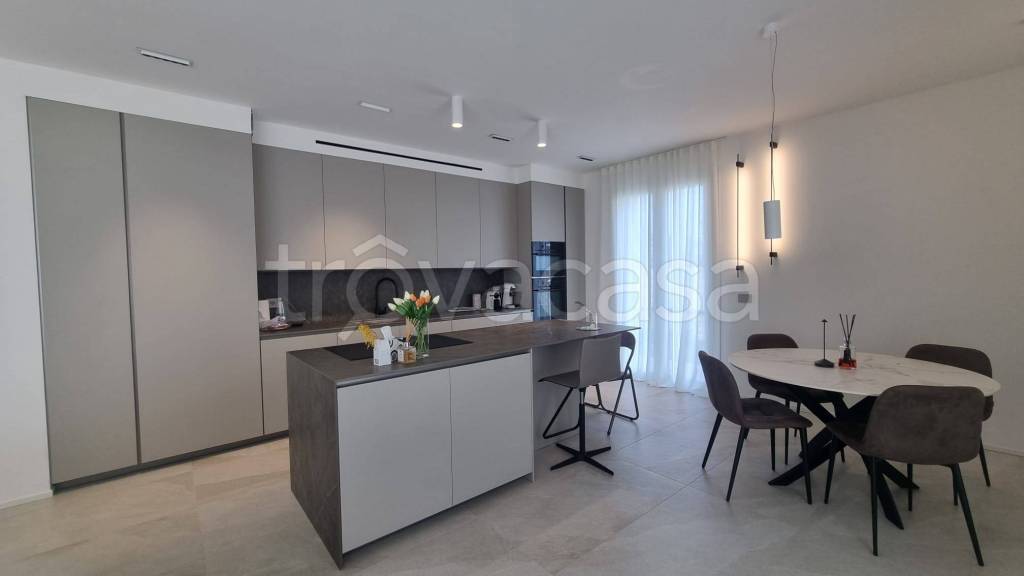 appartamento in vendita a Desenzano del Garda in zona Rivoltella