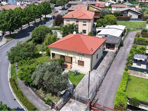 casa indipendente a Desenzano del Garda in zona San Martino della Battaglia