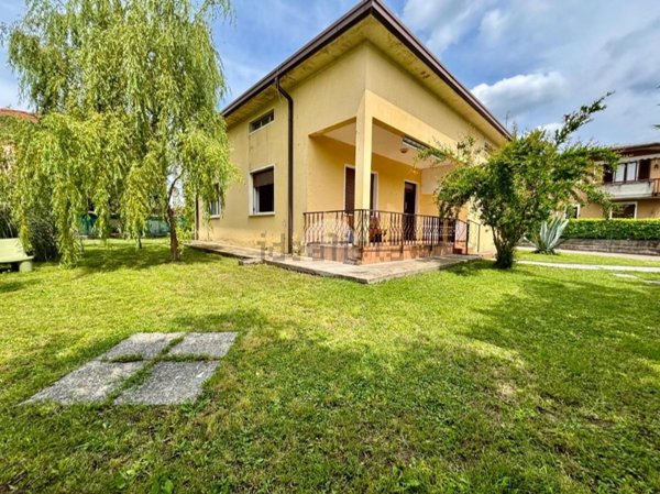 casa indipendente a Desenzano del Garda in zona San Martino della Battaglia