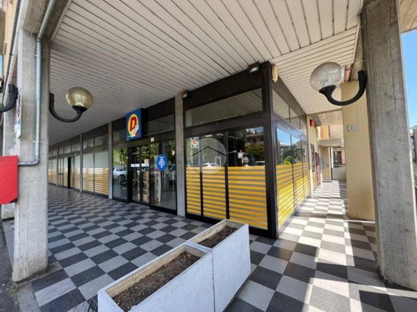 locale commerciale in vendita a Desenzano del Garda in zona Rivoltella
