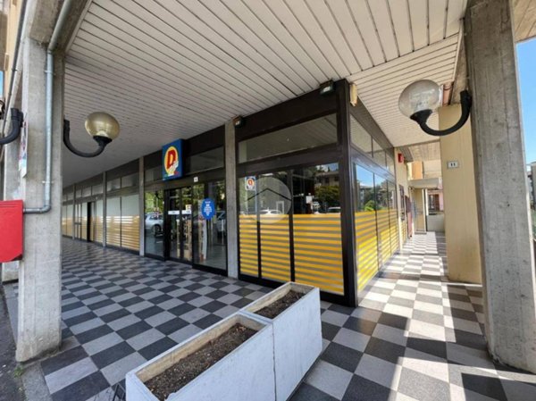 locale commerciale in vendita a Desenzano del Garda in zona Rivoltella