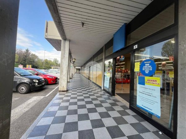locale commerciale in vendita a Desenzano del Garda in zona Rivoltella