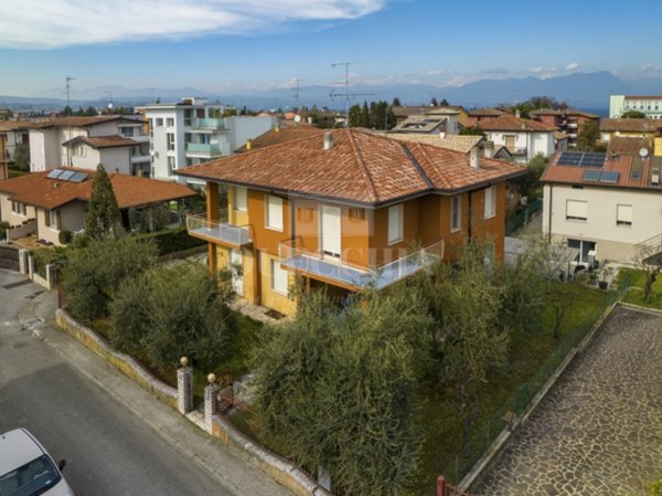 casa indipendente in vendita a Desenzano del Garda in zona Rivoltella