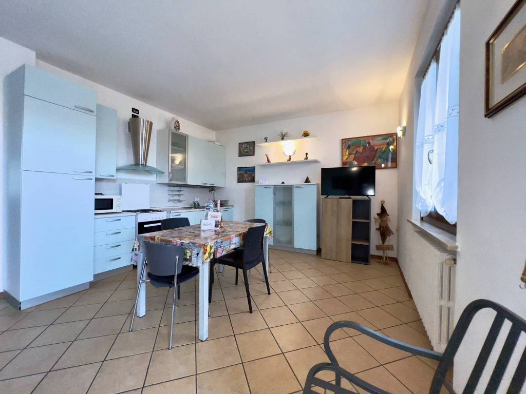 appartamento in vendita a Desenzano del Garda in zona Rivoltella