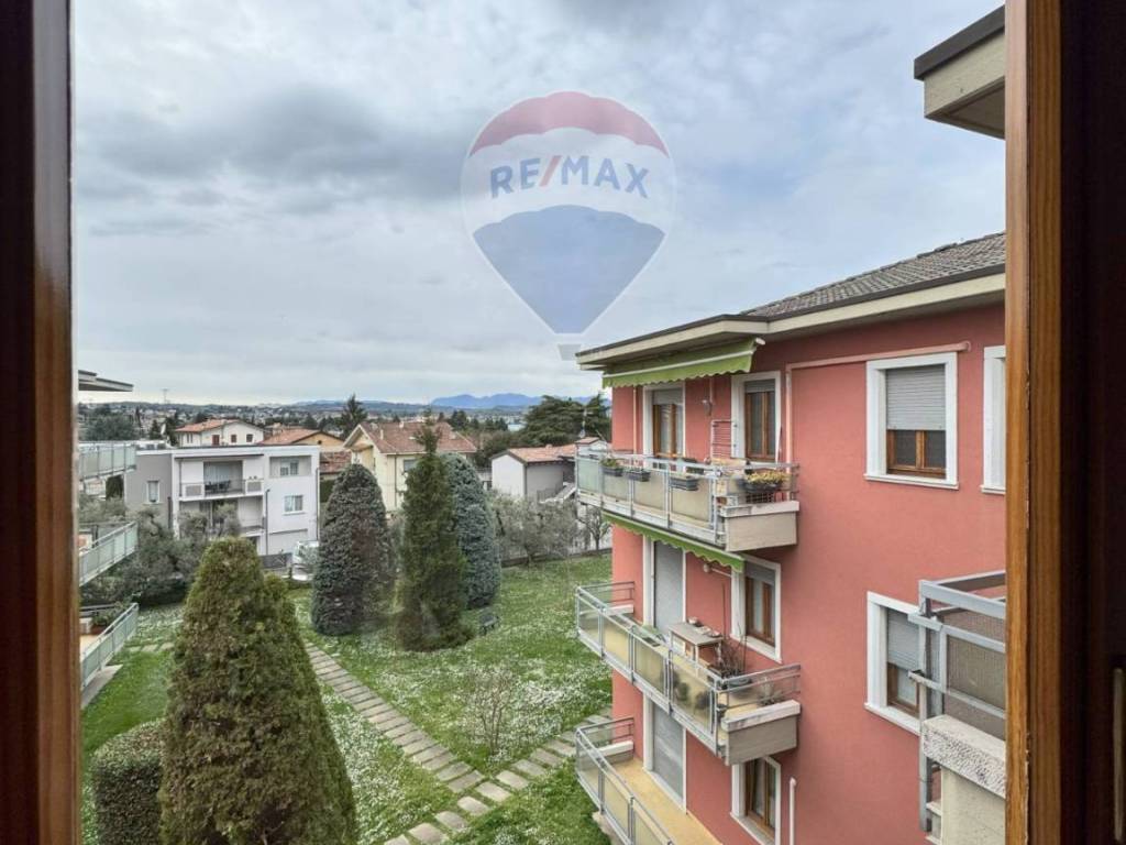 appartamento in vendita a Desenzano del Garda in zona Rivoltella