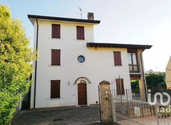 casa indipendente in vendita a Desenzano del Garda in zona Rivoltella
