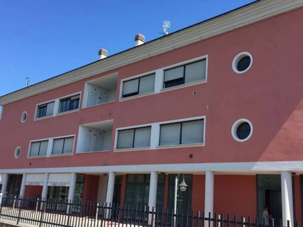 ufficio in vendita a Desenzano del Garda in zona Rivoltella