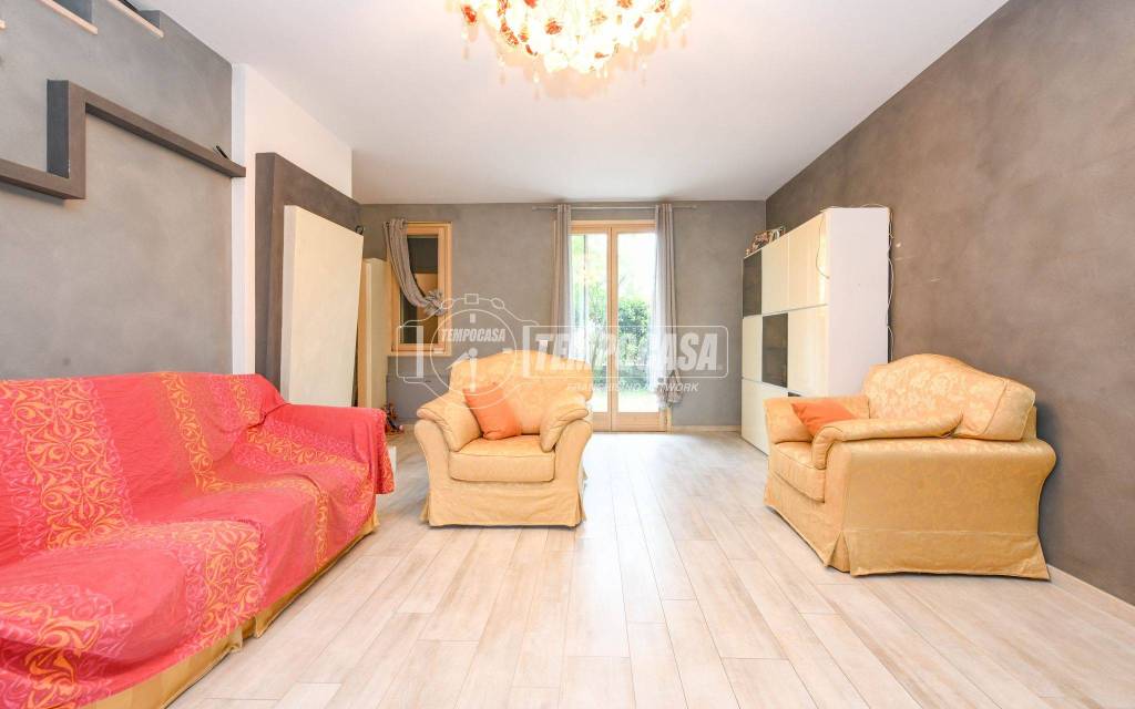 casa indipendente a Desenzano del Garda in zona San Martino della Battaglia