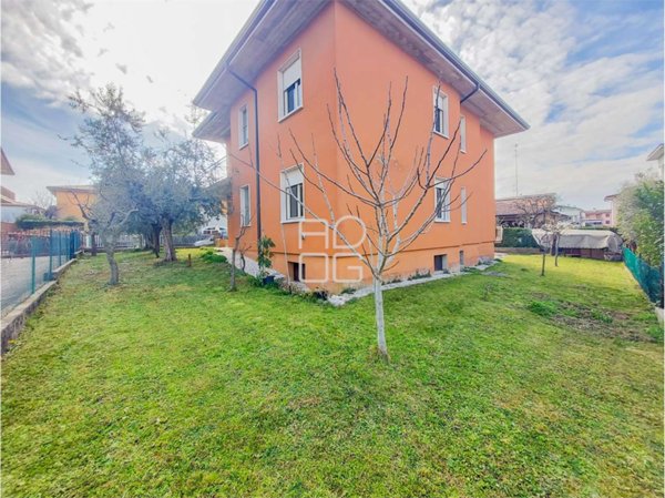 casa indipendente in vendita a Desenzano del Garda in zona Rivoltella