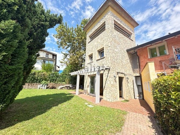 casa indipendente in vendita a Desenzano del Garda