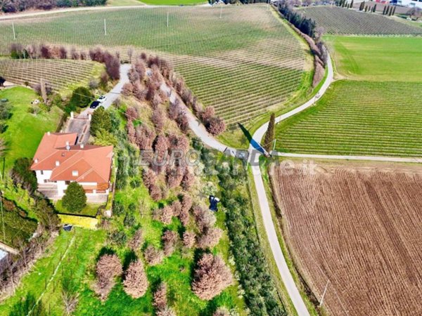 casa indipendente in vendita a Desenzano del Garda in zona Rivoltella