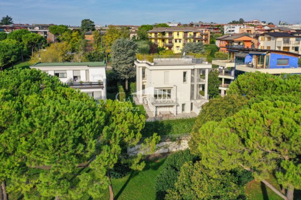 casa indipendente in vendita a Desenzano del Garda