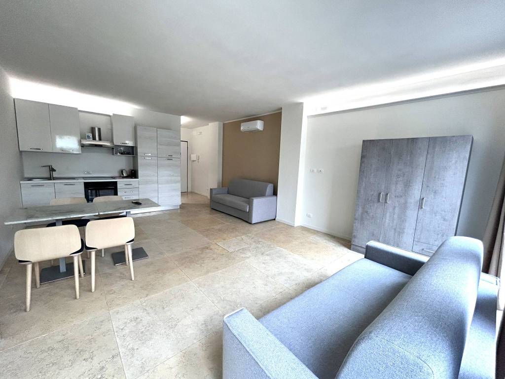 appartamento in vendita a Desenzano del Garda in zona Rivoltella