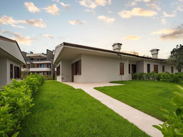 casa indipendente in vendita a Desenzano del Garda