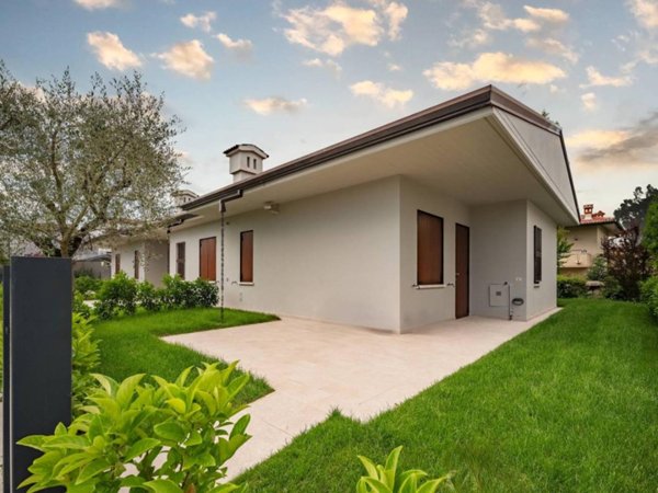 casa indipendente in vendita a Desenzano del Garda