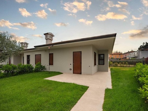 casa indipendente in vendita a Desenzano del Garda