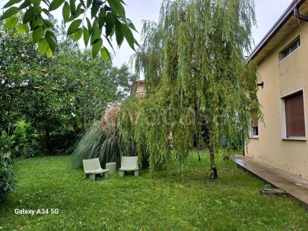 casa indipendente a Desenzano del Garda in zona San Martino della Battaglia