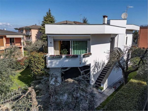 casa indipendente in vendita a Desenzano del Garda in zona Rivoltella