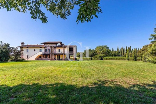 casa indipendente in vendita a Desenzano del Garda