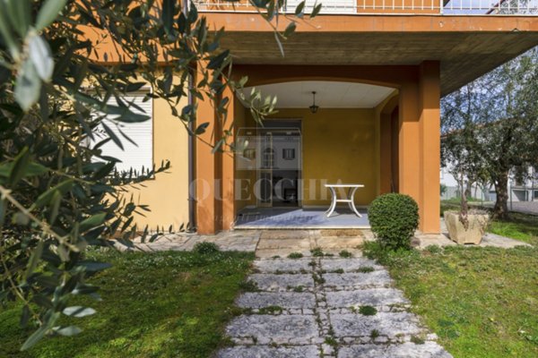 casa indipendente in vendita a Desenzano del Garda in zona Rivoltella