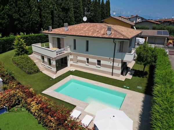 casa indipendente in vendita a Desenzano del Garda in zona Rivoltella