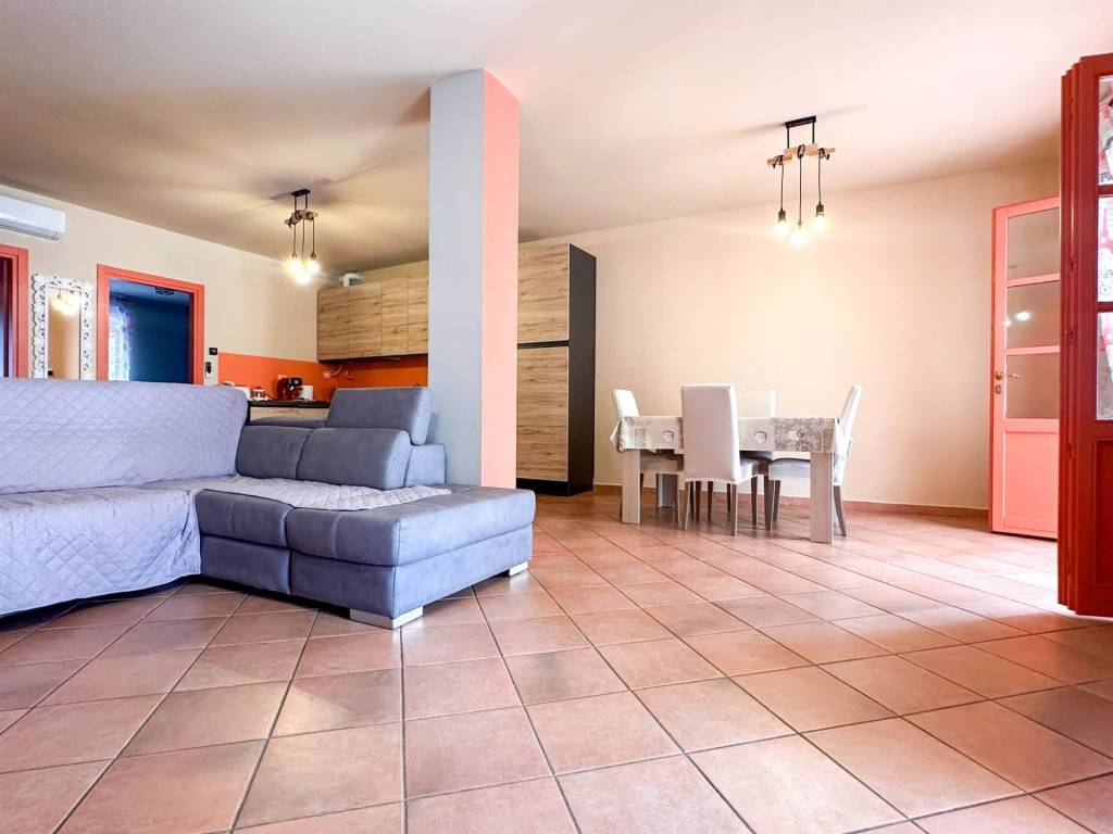 appartamento in vendita a Desenzano del Garda in zona Vaccarolo