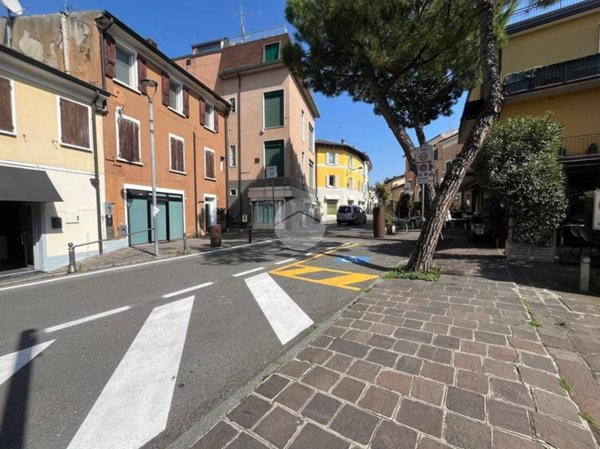 negozio in vendita a Desenzano del Garda in zona Rivoltella