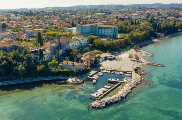 casa indipendente in vendita a Desenzano del Garda in zona Rivoltella