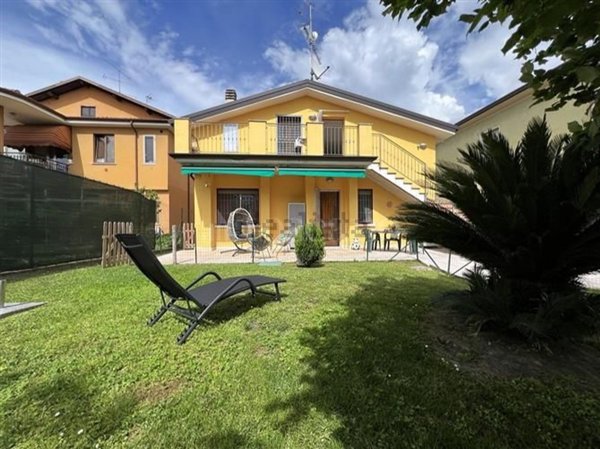 casa indipendente in vendita a Desenzano del Garda in zona Rivoltella