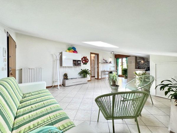casa indipendente in vendita a Desenzano del Garda in zona Rivoltella