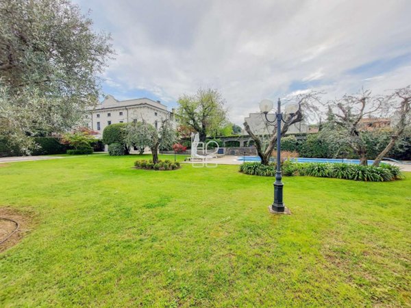 casa indipendente in vendita a Desenzano del Garda