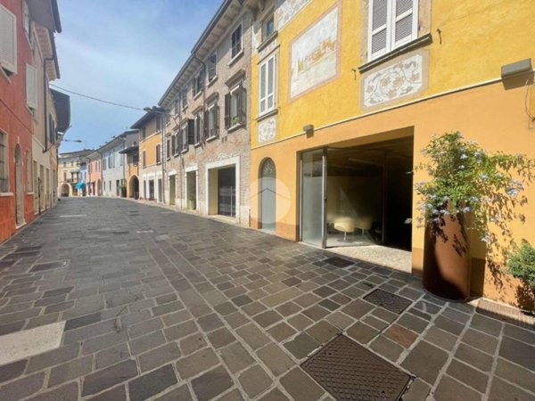 negozio in vendita a Desenzano del Garda in zona Rivoltella