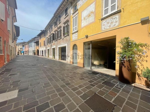 negozio in vendita a Desenzano del Garda in zona Rivoltella