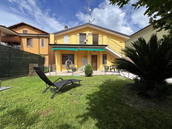 casa indipendente in vendita a Desenzano del Garda in zona Rivoltella