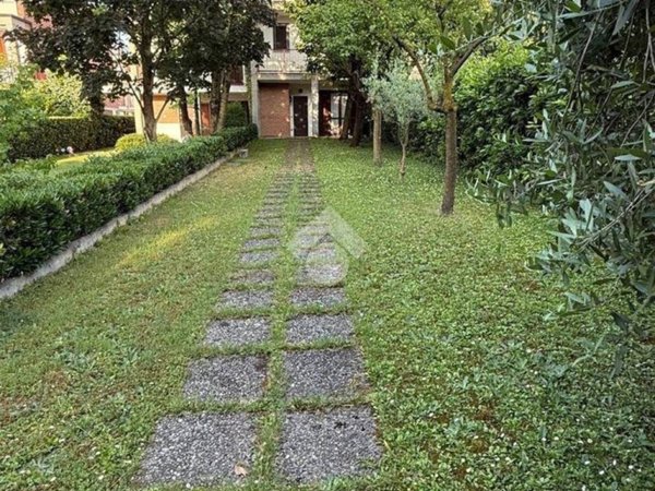 casa indipendente in vendita a Desenzano del Garda in zona Rivoltella