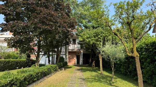 casa indipendente in vendita a Desenzano del Garda in zona Rivoltella