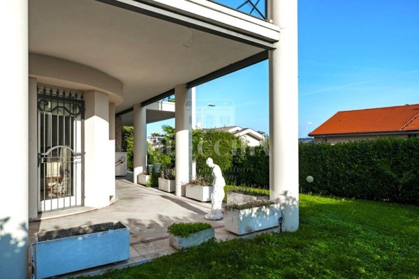 casa indipendente in vendita a Desenzano del Garda
