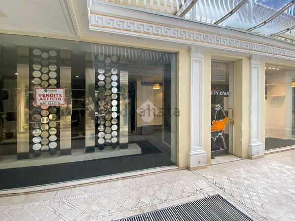 locale commerciale in vendita a Desenzano del Garda