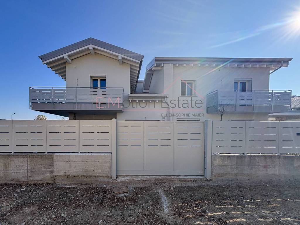 casa indipendente in vendita a Desenzano del Garda in zona Rivoltella