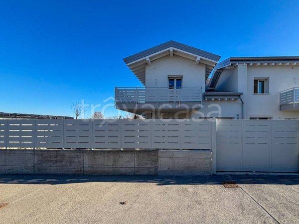 casa indipendente in vendita a Desenzano del Garda in zona Rivoltella