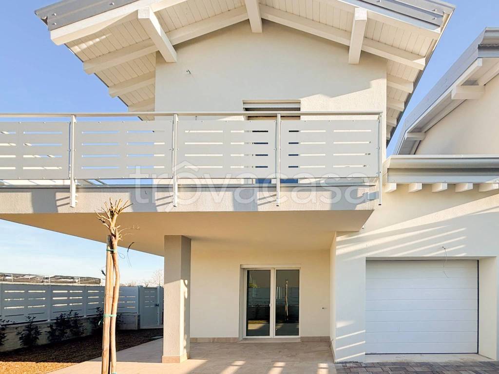 casa indipendente in vendita a Desenzano del Garda in zona Rivoltella