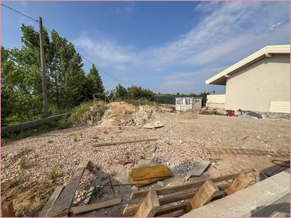 casa indipendente in vendita a Desenzano del Garda in zona Rivoltella