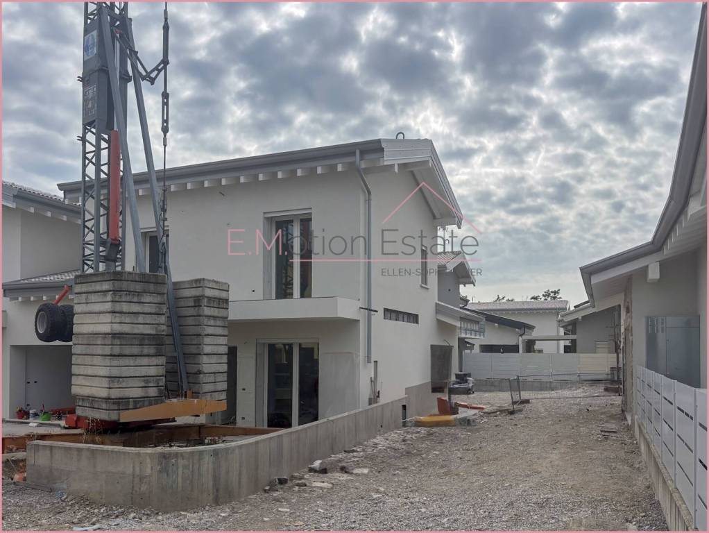 casa indipendente in vendita a Desenzano del Garda in zona Rivoltella