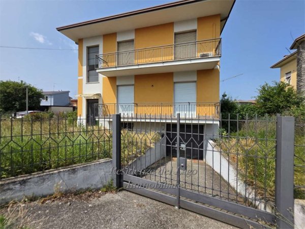 casa indipendente in vendita a Desenzano del Garda in zona Rivoltella