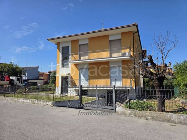 casa indipendente in vendita a Desenzano del Garda in zona Rivoltella