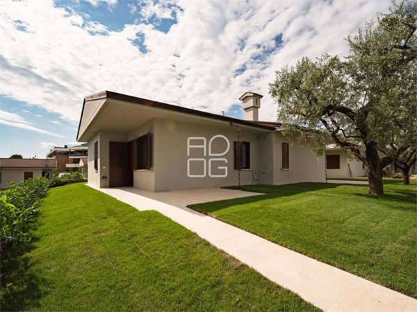 casa indipendente in vendita a Desenzano del Garda in zona Rivoltella