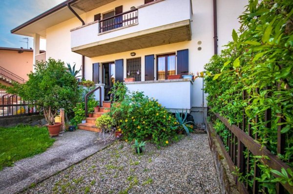 casa indipendente a Desenzano del Garda in zona San Martino della Battaglia
