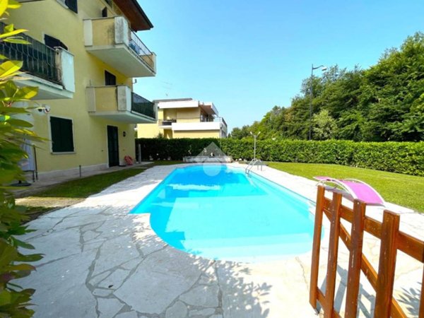 appartamento in vendita a Desenzano del Garda in zona Rivoltella