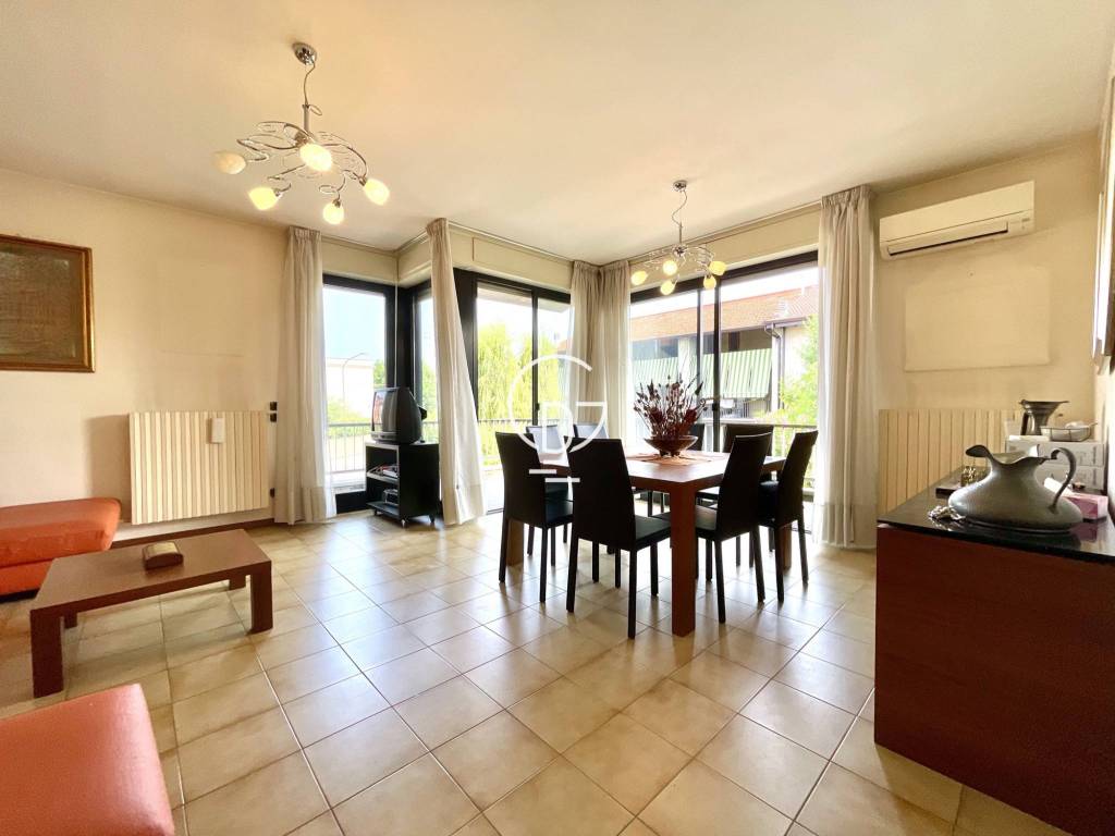appartamento in vendita a Desenzano del Garda in zona Rivoltella