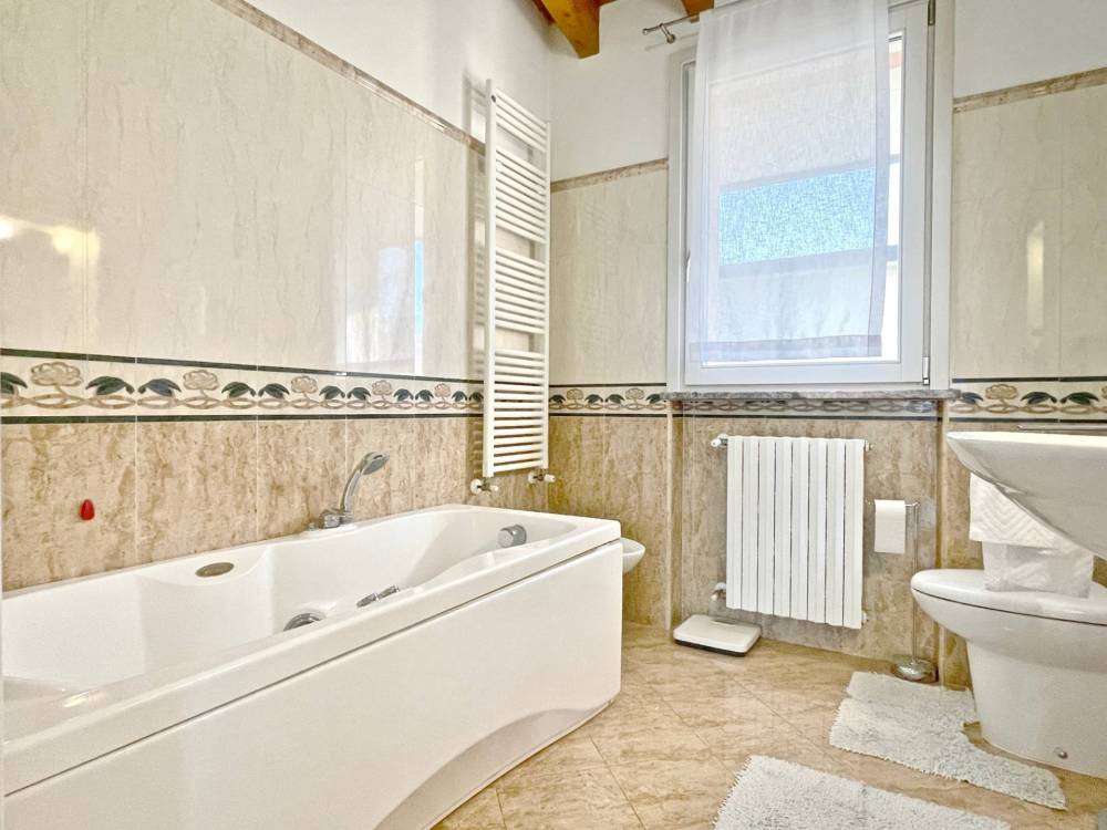 appartamento in vendita a Desenzano del Garda in zona Rivoltella